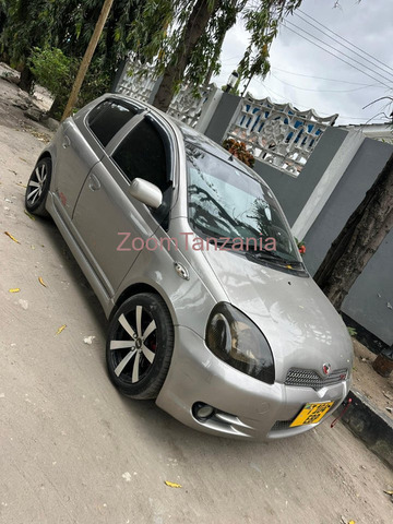 Toyota Vitz RS - 3/4