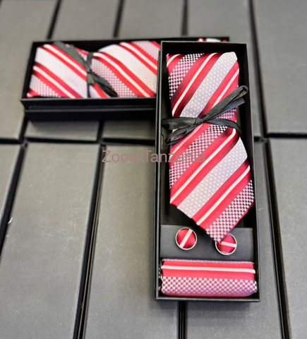 A set of Tie,button, and side scarf - 5/6