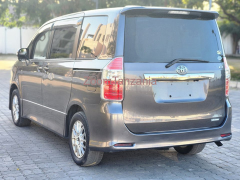 Toyota Noah 2008 - 1/6
