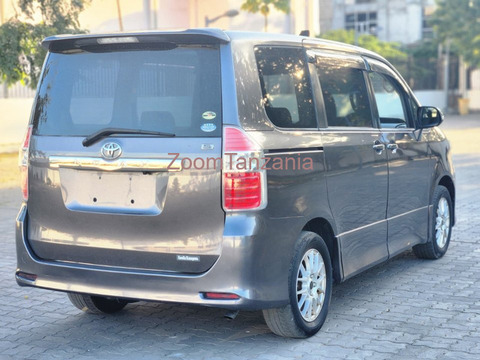Toyota Noah 2008 - 4/6
