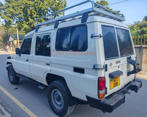 2001 Toyota Land Cruiser HARDTOP White Color - 3/6