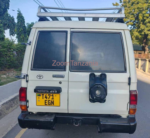 2001 Toyota Land Cruiser HARDTOP White Color - 4/6