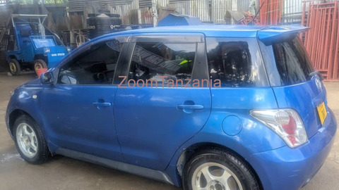 2004 Toyota IST Blue Color - 4/6