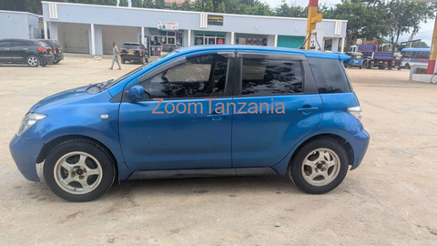 2004 Toyota IST Blue Color - 6/6