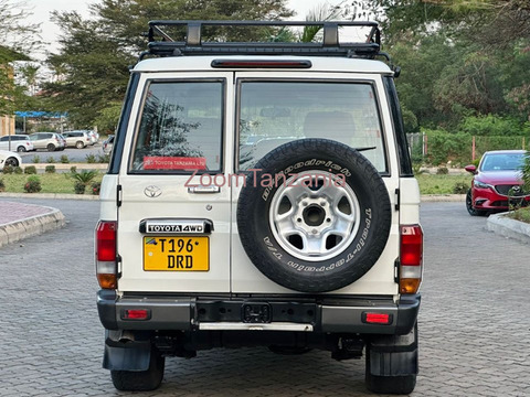 2018 Toyota Land Cruiser LX White Color - 4/6