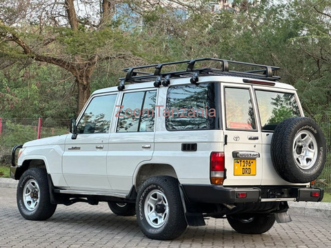 2018 Toyota Land Cruiser LX White Color - 5/6