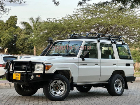 2018 Toyota Land Cruiser LX White Color - 6/6