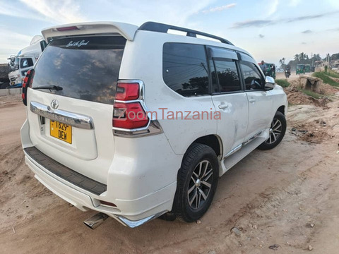 Toyota Land Cruiser Prado 2016 White Color - 2/5