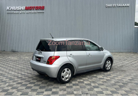 2006 Toyota IST Silver Color - 2/6