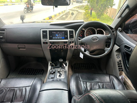 Toyota Hilux Surf 2005 Rangi Nyeusi - 2/3