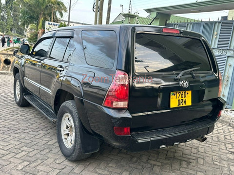 Toyota Hilux Surf 2005 Rangi Nyeusi - 3/3
