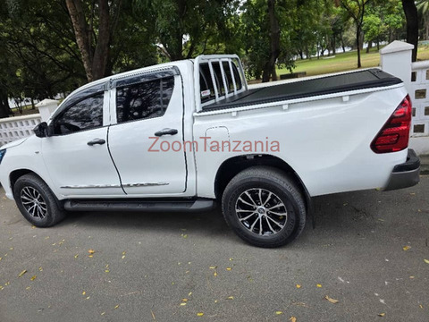 2018 Toyota Hilux Double Cabin White Color - 2/6