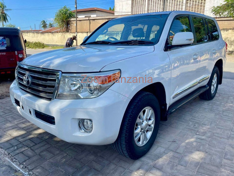 2013 Toyota Land Cruiser VX White Color - 2/6