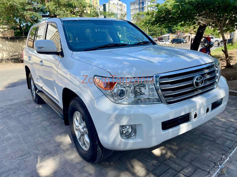 2013 Toyota Land Cruiser VX White Color - 3/6