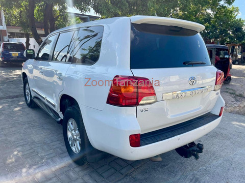 2013 Toyota Land Cruiser VX White Color - 4/6
