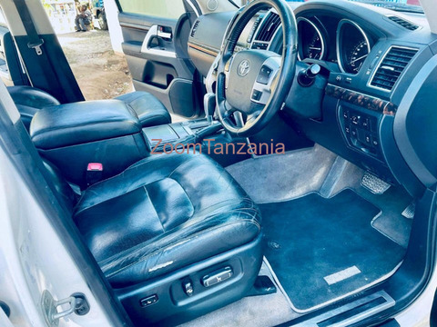 2013 Toyota Land Cruiser VX White Color - 6/6