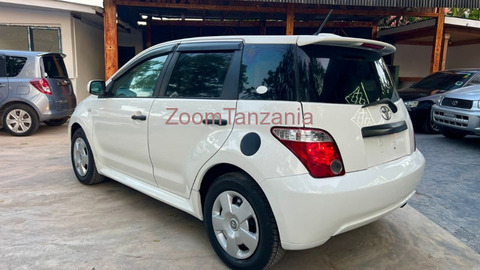 2005 Toyota IST Rangi Nyeupe - 2/6