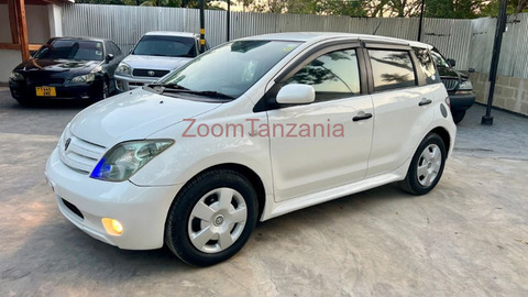 2005 Toyota IST Rangi Nyeupe - 4/6