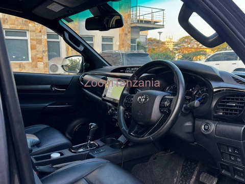 2023 Toyota Hilux Invincible X - 2/6
