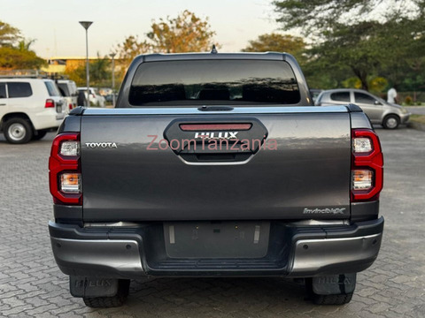 2023 Toyota Hilux Invincible X - 3/6