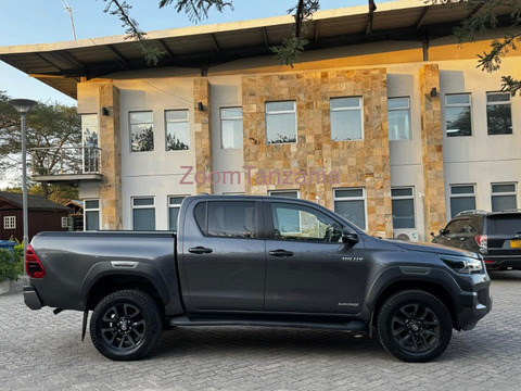 2023 Toyota Hilux Invincible X - 4/6