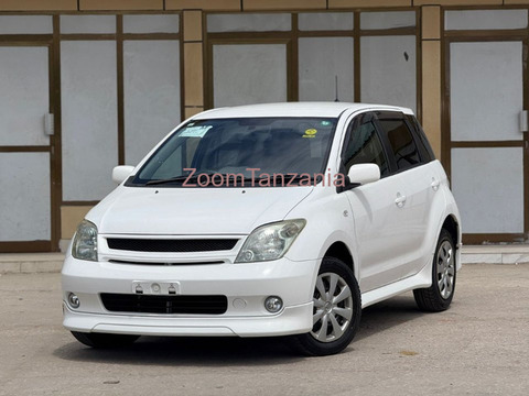 2005 Toyota IST White Color - 1/5