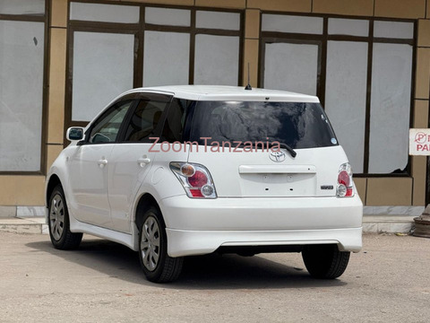2005 Toyota IST White Color - 2/5