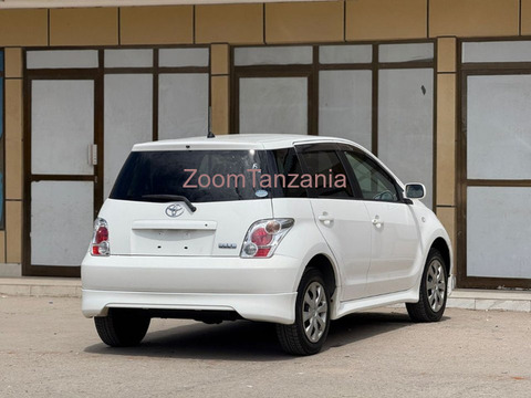 2005 Toyota IST White Color - 4/5