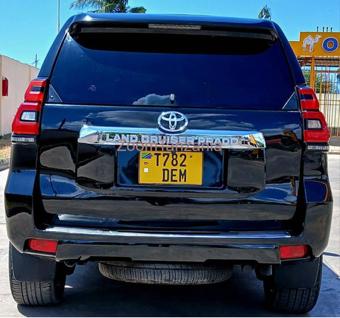 Toyota Land Cruiser Prado 2018 Rangi Nyeusi - 3/6