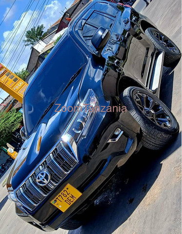 Toyota Land Cruiser Prado 2018 Rangi Nyeusi - 4/6