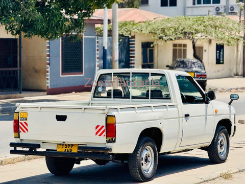 2001 Nissan Datsun White Color - 6/6