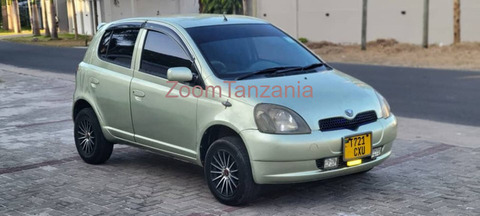 2001 Toyota Vitz Green Color - 2/6