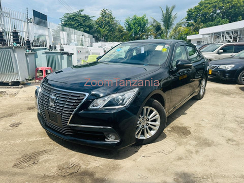 Toyota Crown Royal Saloon 2015 Black Color - 2/6