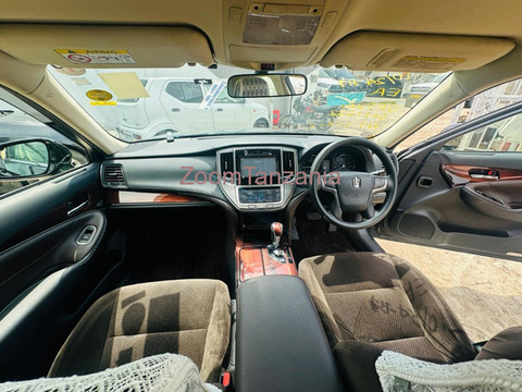Toyota Crown Royal Saloon 2015 Black Color - 4/6