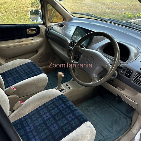Toyota Corolla Spacio 2001 Nyeupe - 2/6