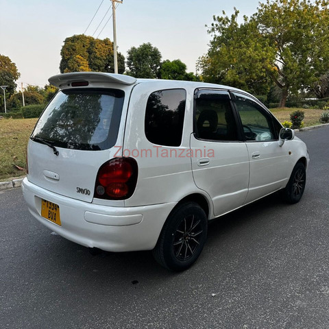 Toyota Corolla Spacio 2001 Nyeupe - 4/6