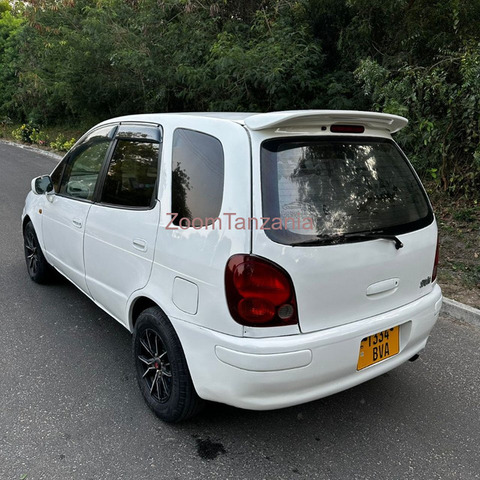 Toyota Corolla Spacio 2001 Nyeupe - 5/6