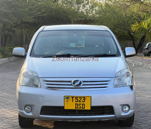 2010 Toyota Raum Silver - 1/6
