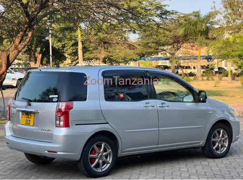 2010 Toyota Raum Silver - 5/6