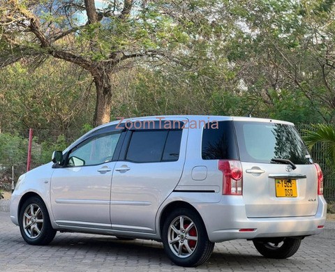 2010 Toyota Raum Silver - 6/6