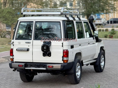 2015 Toyota Land Cruiser Hardtop LX White - 2/6
