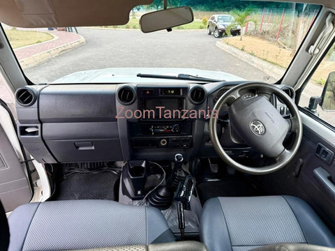 2015 Toyota Land Cruiser Hardtop LX White - 6/6