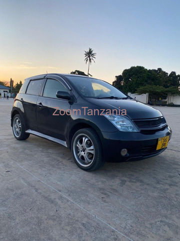 2005 Toyota IST Black - 2/4