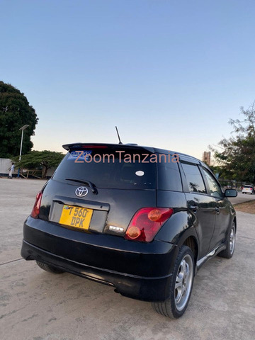 2005 Toyota IST Black - 4/4
