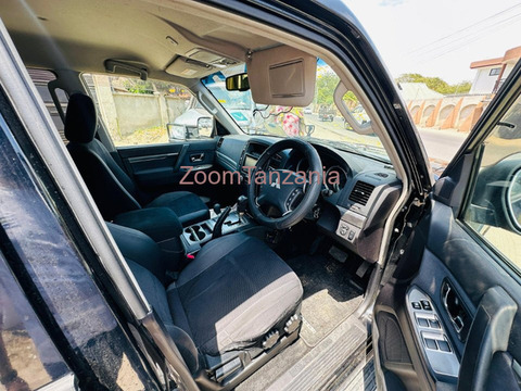 2006 Mitsubishi Pajero Black - 4/6