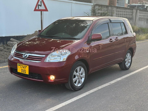 2010 Toyota Raum Red - 4/6