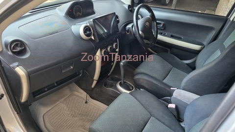 2005 Toyota IST Silver - 2/5