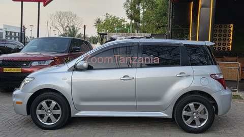 2005 Toyota IST Silver - 3/5