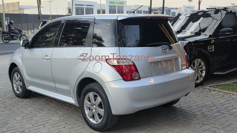 2005 Toyota IST Silver - 4/5