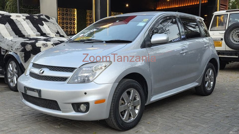 2005 Toyota IST Silver - 5/5
